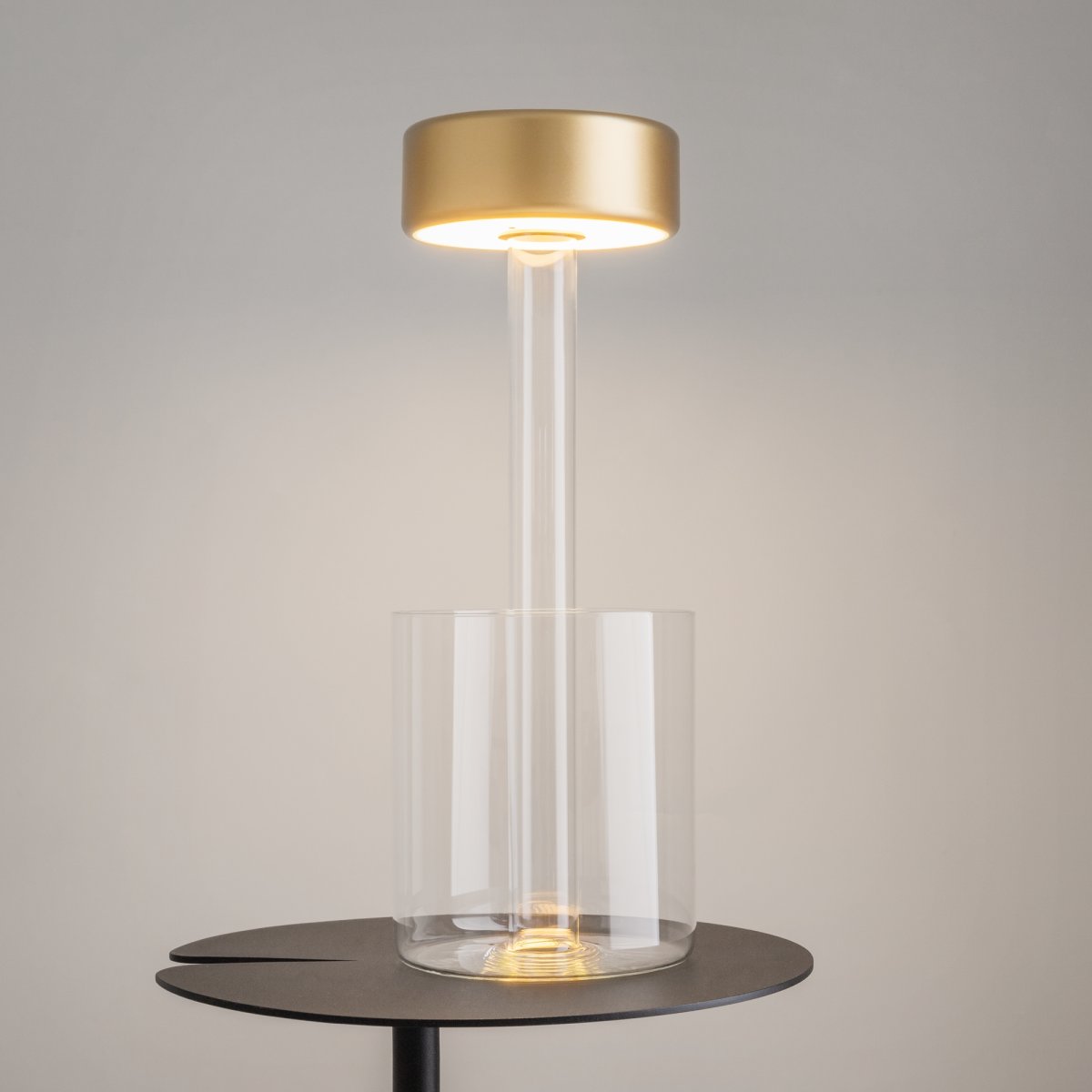 AI Collaboration 35cm Goud Draagbare Van Maytoni - De AI Collaboration-serie is het resultaat van een creatieve samenwerking tussen kunstmatige intelligentie en een objectontwerper.
