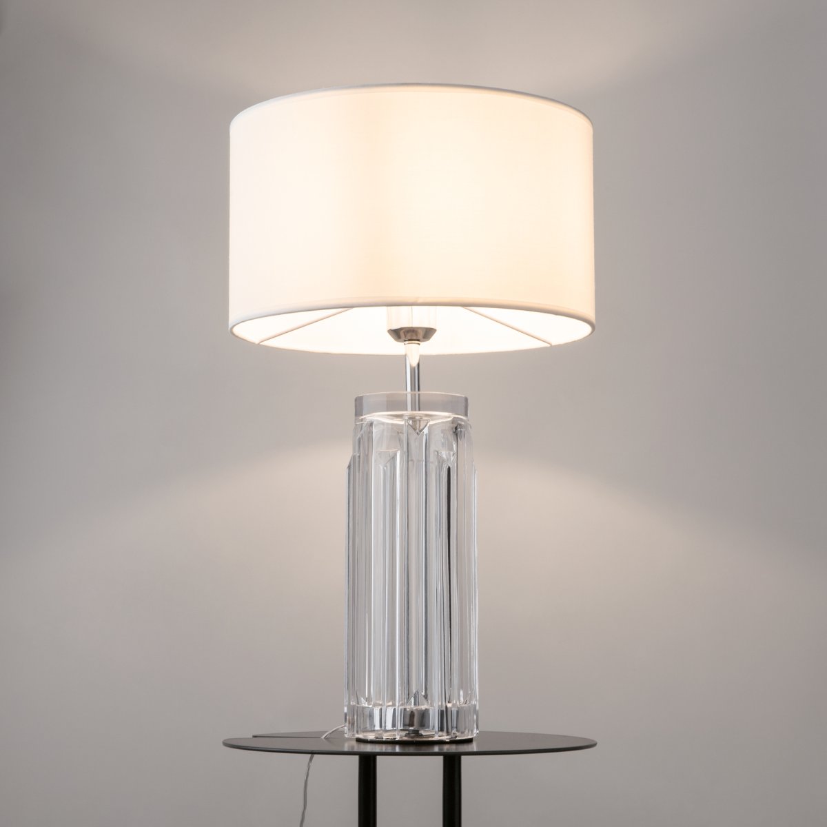 Muse 52cm Chroom tafellamp Van Maytoni - De Muse tafellamp heeft een elegant design met een gebeeldhouwde voet van gegoten glas, waardoor het een waar kunstwerk is.