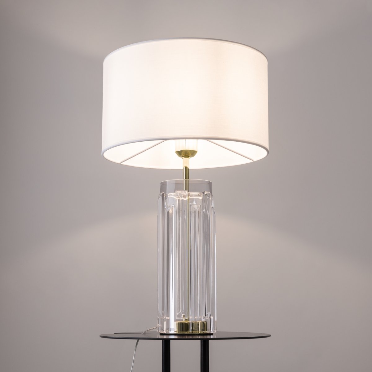 Muse 52cm Goud tafellamp Van Maytoni - De Muse tafellamp heeft een elegant design met een gebeeldhouwde voet van gegoten glas, waardoor het een waar kunstwerk is.