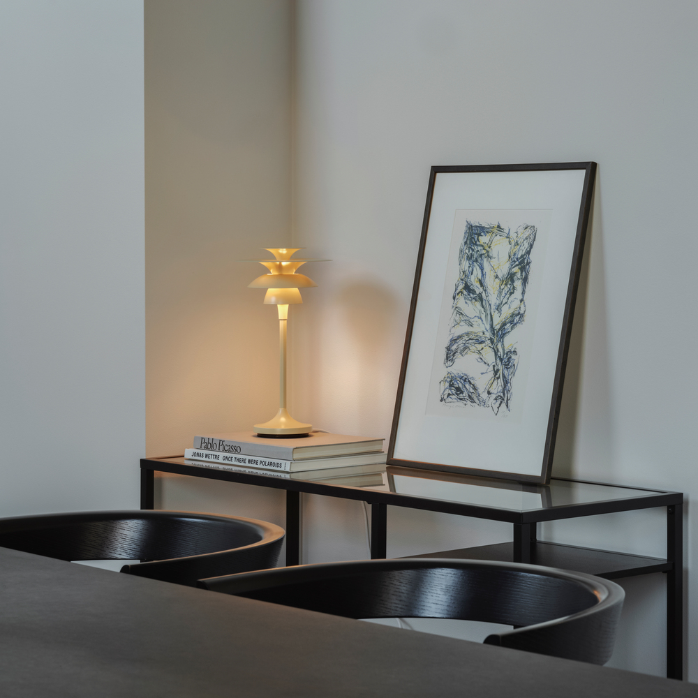 Picasso 35cm Lichte honing tafellamp Van Belid - De tafellamp heeft sobere, felle kleuren die goed te combineren zijn met een klassiek Scandinavisch interieur.