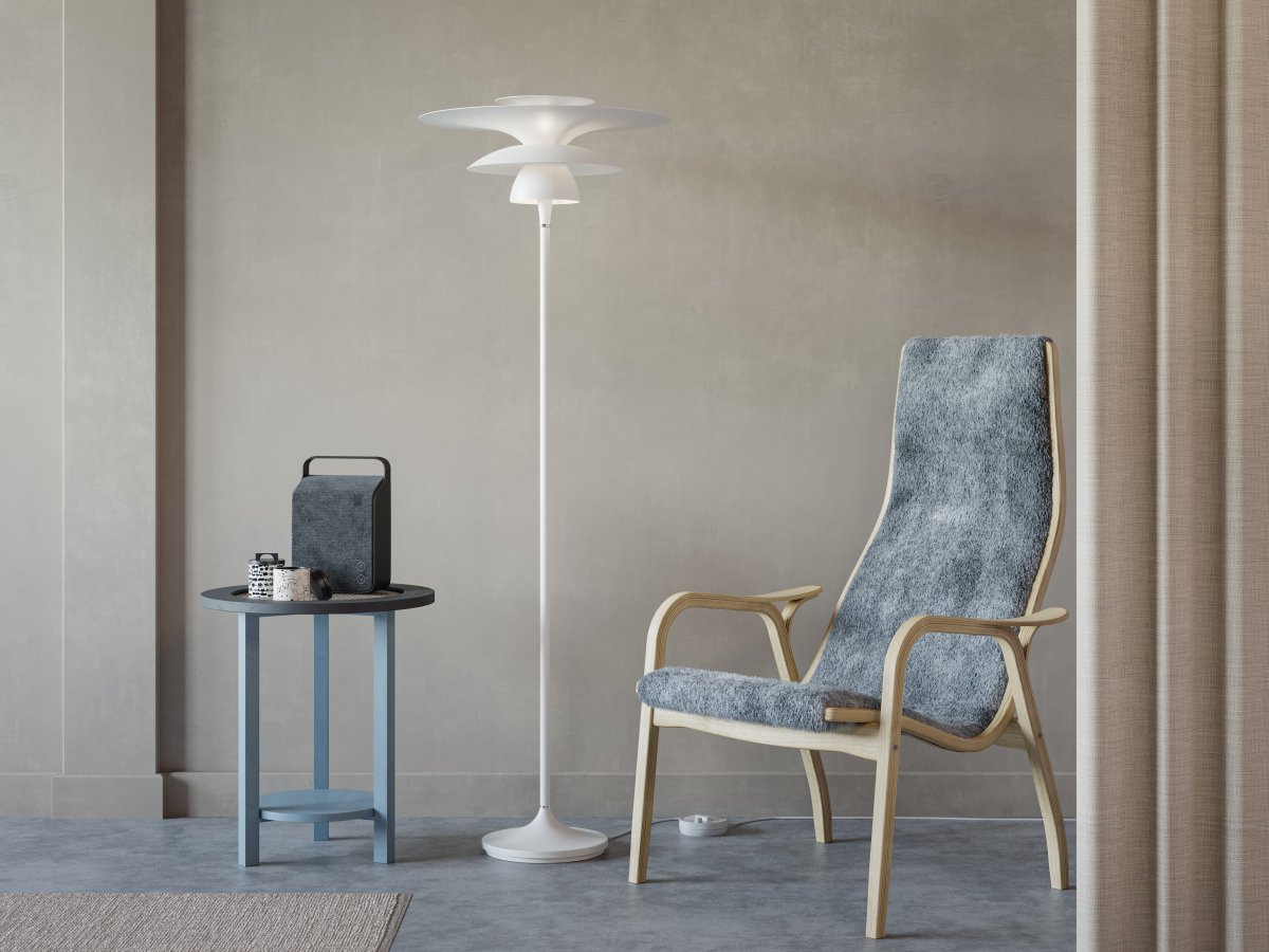 Picasso Ø50 Mat wit vloerlamp Van Belid - De lamp is volledig van metaal en straalt zowel stevigheid als duurzaamheid uit, terwijl de slanke vorm van 149 cm een moderne en verfijnde uitstraling geeft.