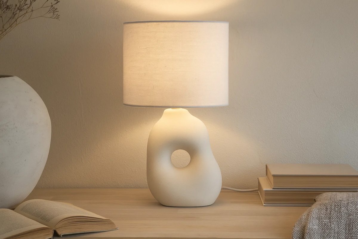 Pikazo 45cm Beige tafellamp Van Lampan - De beige Pikazo tafellamp heeft een sculpturale keramische voet met decoratief haar en een bijpassende ovale linnen kap.