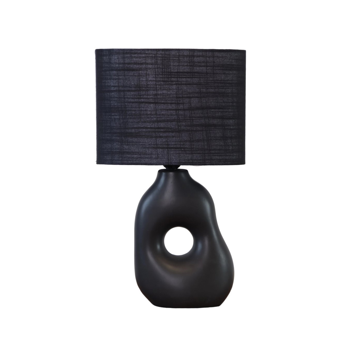 Pikazo 45cm Zwart tafellamp Van Lampan - De zwarte Pikazo tafellamp heeft een unieke keramische voet met een sculpturale vorm en een decoratief, doorlopend gat, aangevuld met een bijpassende, ovale linnen kap.