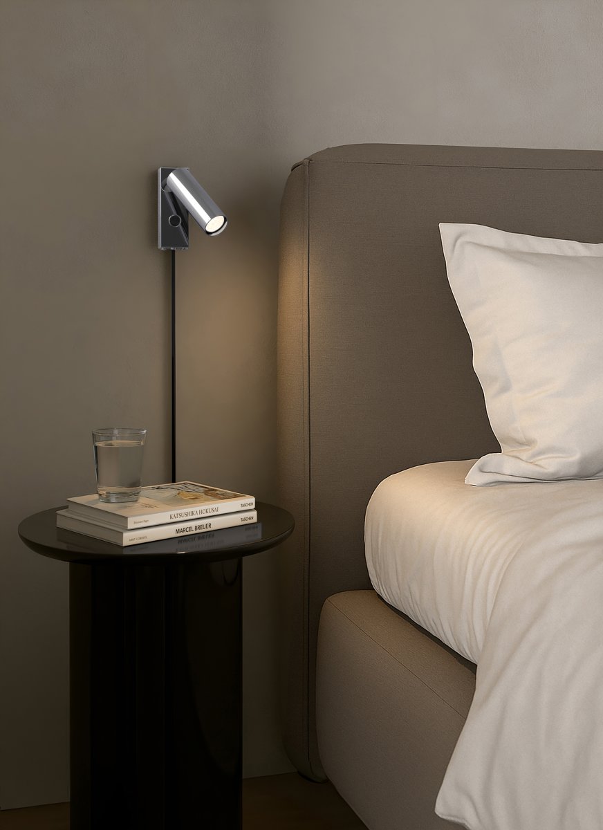 Pipeline Chroom leeslamp Van Herstal - Plaats hem in de slaapkamer, waar de wandlamp met zijn gerichte lichtbundel ideaal is om te lezen of een gezellige sfeer te cre&euml;ren.