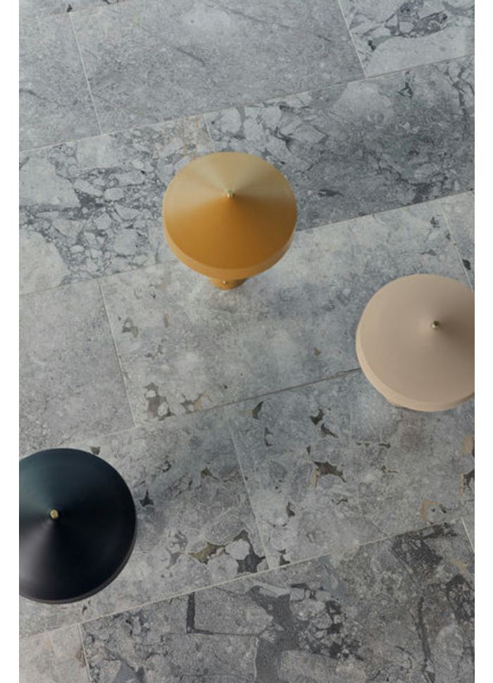 Hatto 40cm Zwart tafellamp Van OYOY - De lamp maakt deel uit van de populaire Hatto-serie en is verkrijgbaar in diverse moderne kleuren.