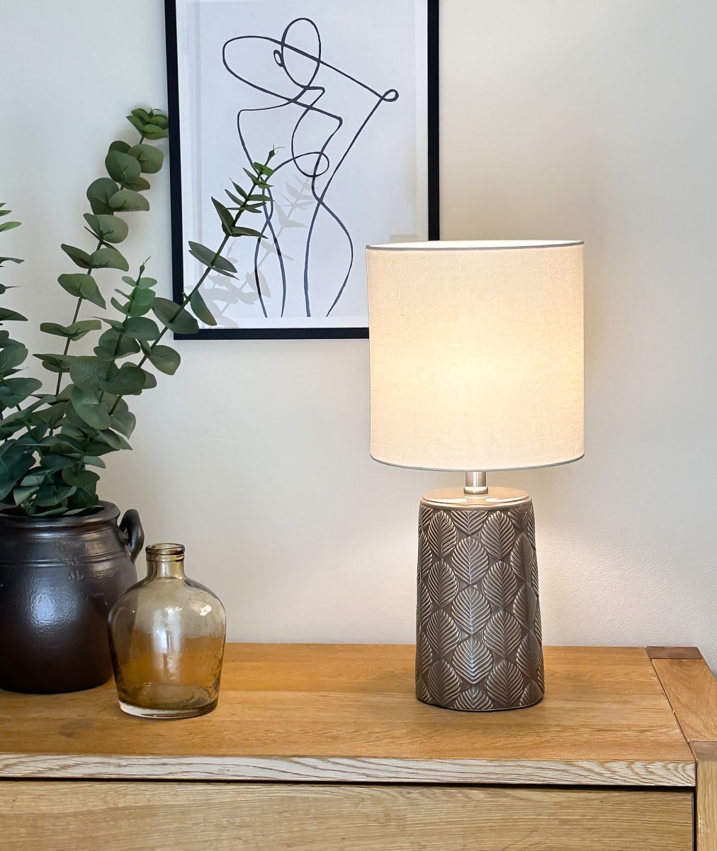 Bodil 47cm Bruin tafellamp Van Aneta Lighting - Bodil is een lamp die met zijn beige kap niet alleen aangenaam licht geeft, maar ook een stijlvol interieurdetail is.