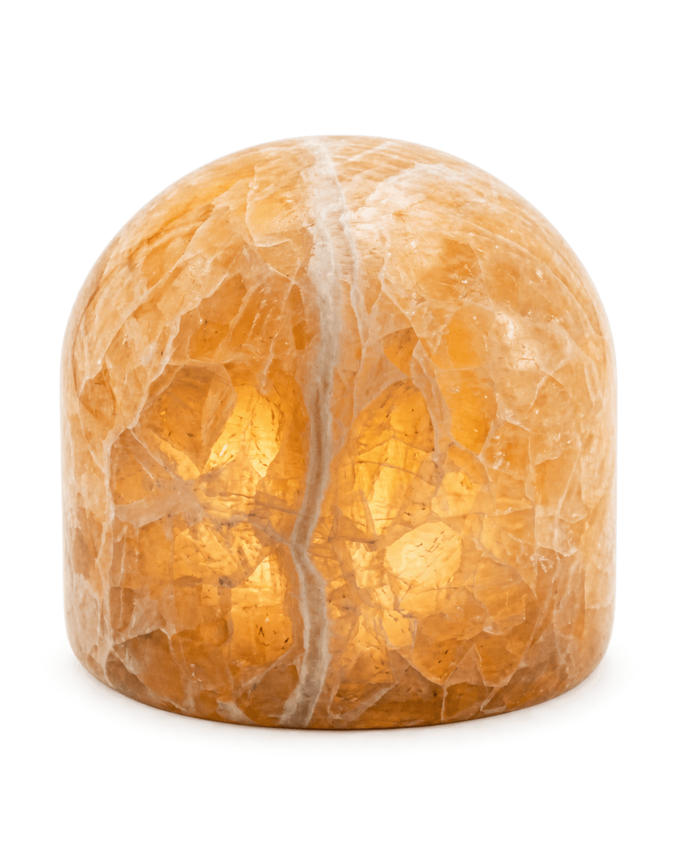 Marble 9cm Beige Van Unison - De tafellamp werkt op 2 AA-batterijen en heeft een timerfunctie met een brandduur van 6 uur en een uitschakelduur van 18 uur.