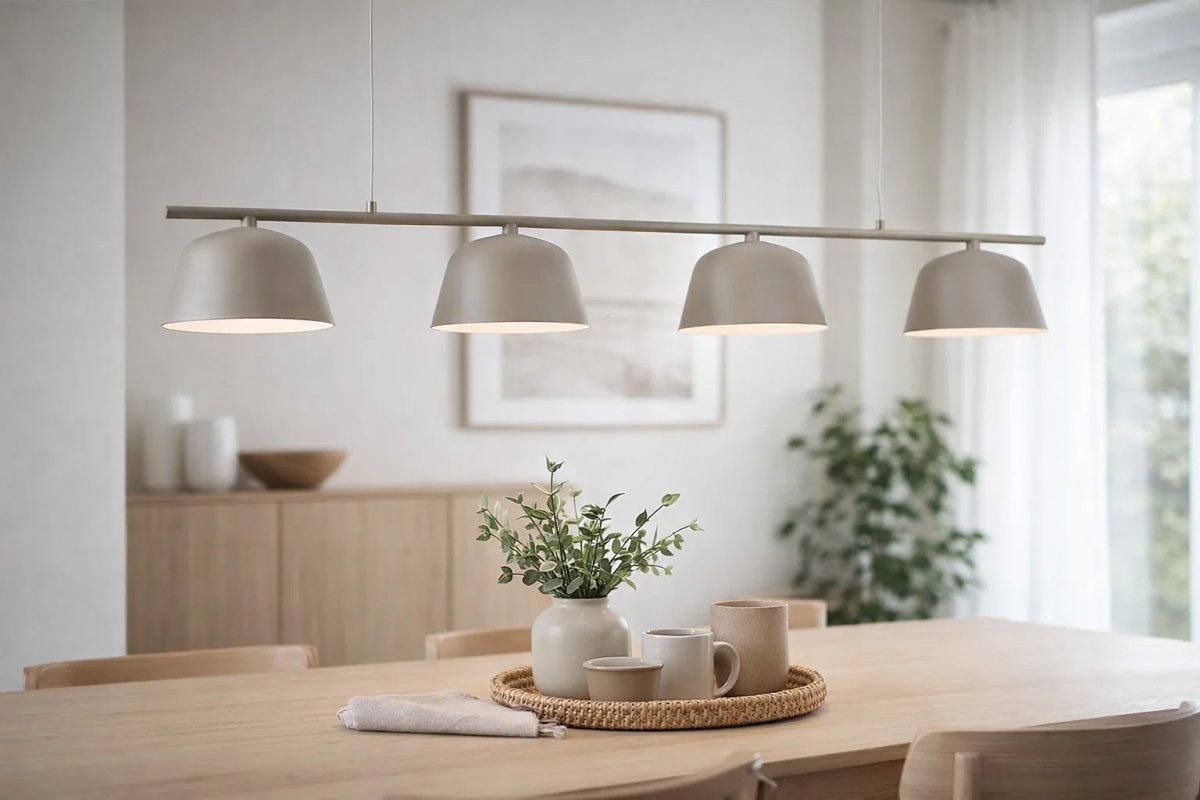 Pop 142cm Beige hanglamp Van Nordic Lighting - De strakke lijnen van de lamp worden gecombineerd met verschillende naar beneden gerichte kappen die een aangenaam en functioneel licht verspreiden boven de eettafel of keuken.