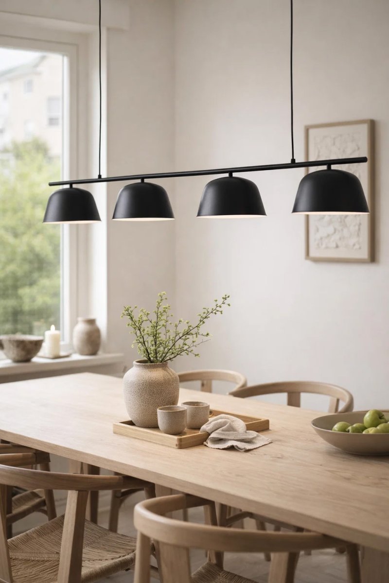 Pop 142cm Zwart hanglamp Van Nordic Lighting - Pop is een stijlvolle plafondlamp van metaal met een zwarte afwerking die een rustige en moderne indruk geeft.