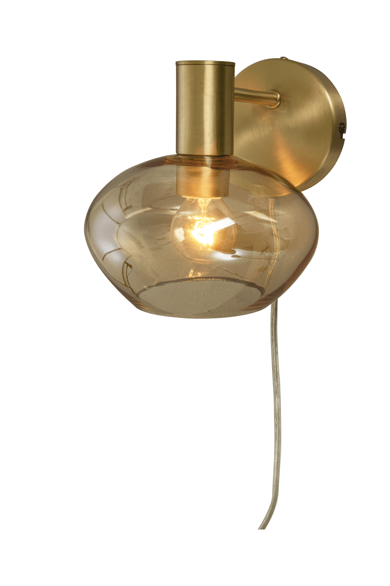Bell Ø15 Mat Messing wandlamp Van Aneta Lighting - De ronde glazen kap verspreidt een warm en aangenaam licht dat een uitnodigende sfeer in de kamer creëert.