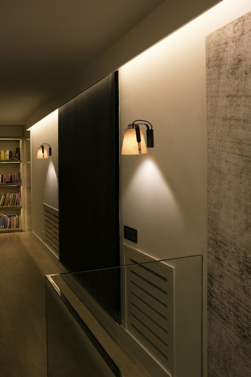 Stood Natuur wandlamp Van Faro Barcelona - Stood is een wandlamp ontworpen door L&Uacute;CID die een houten kap combineert met een stalen frame en zo een warm en uitnodigend licht verspreidt in elke kamer van uw huis.