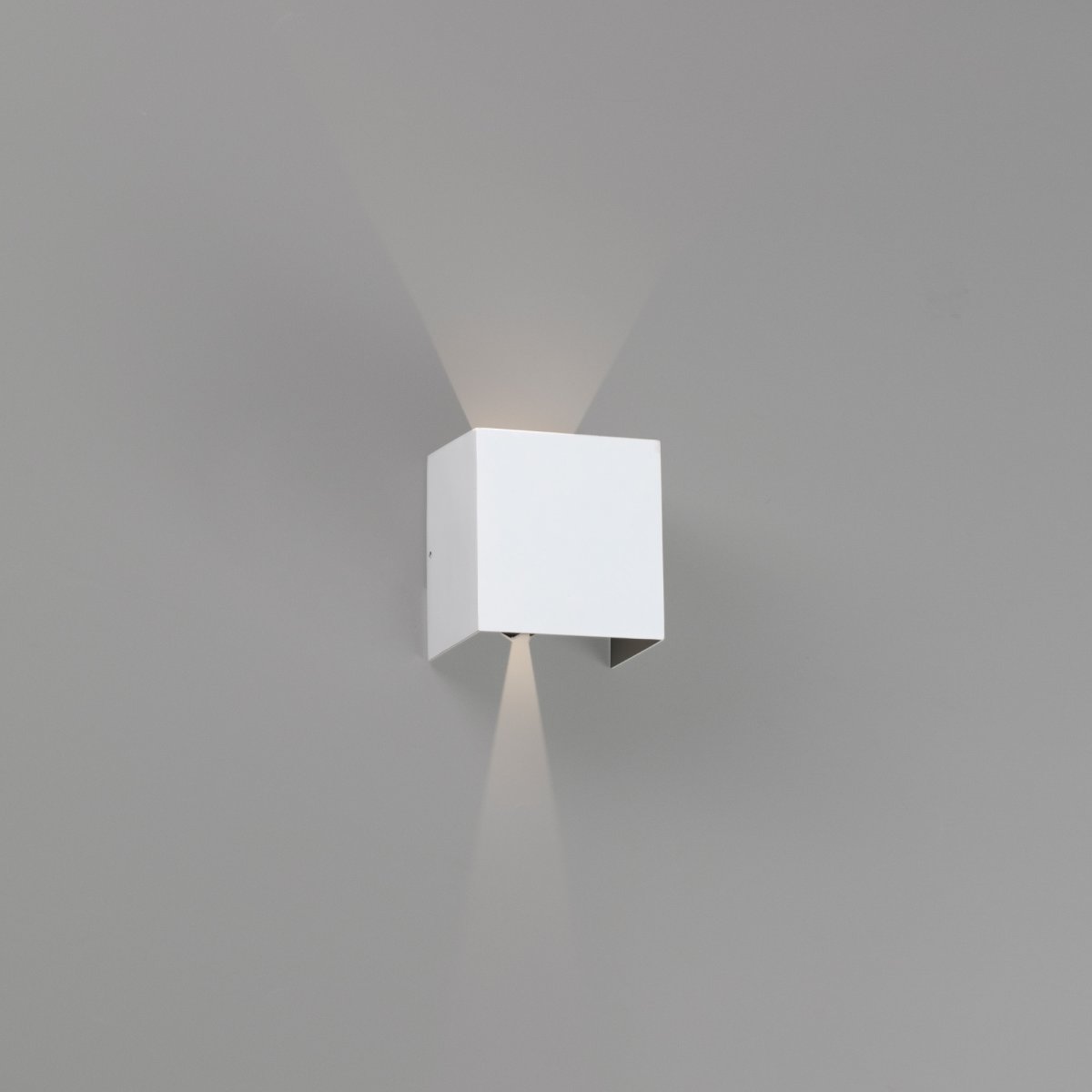 Olan Wit buitenlamp Van Faro Barcelona - Olan is een witte buitenwandlamp, gemaakt van gegoten aluminium, voorzien van een LED-lichtbron.