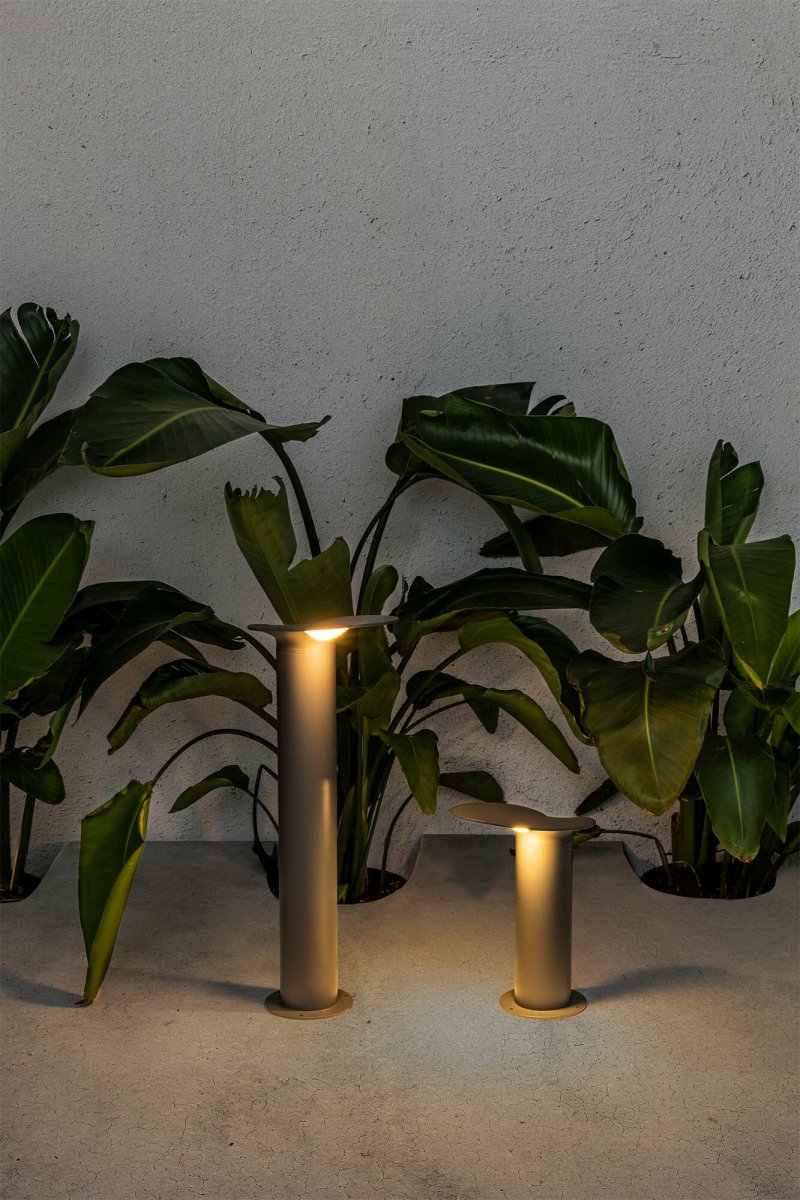 Lotus 65cm Zwart lichtpaaltjes Van Faro Barcelona - Deze lamp uit de Lotus-collectie is bekroond met de iF Design Award, een prestigieuze erkenning voor design en innovatie.