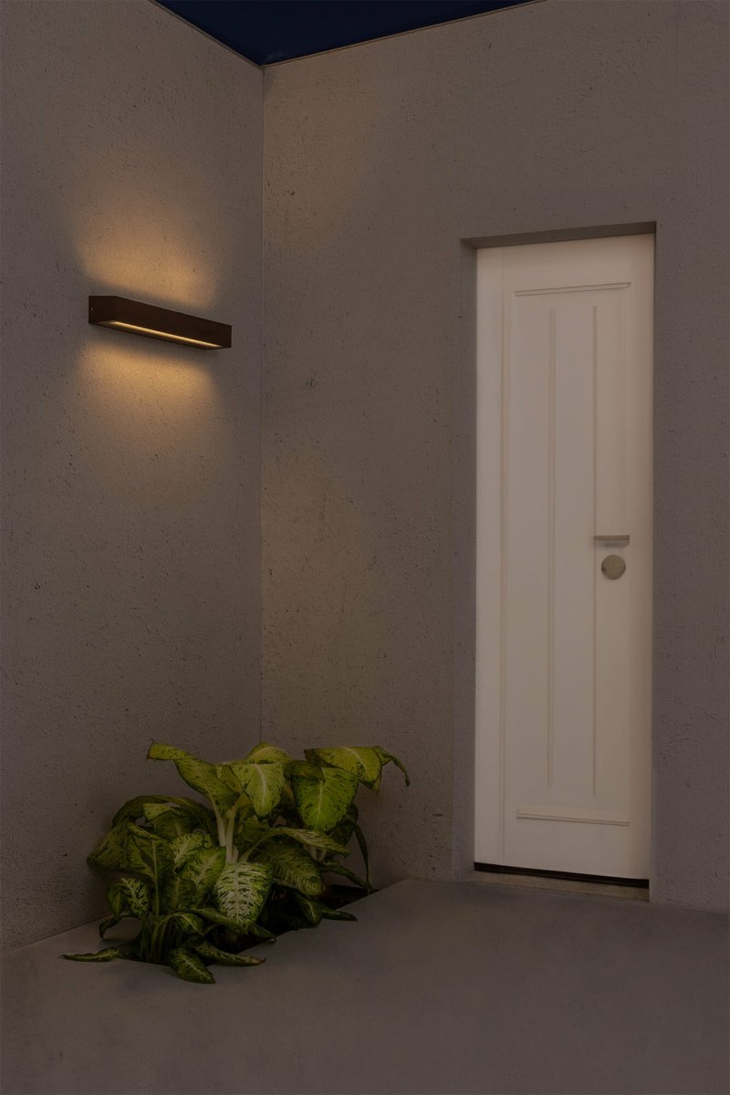 Doro Bruin buitenlamp Van Faro Barcelona - Met een vermogen van 28W projecteert het licht van beide kanten en zorgt voor elegante en functionele verlichting voor buitenomgevingen.