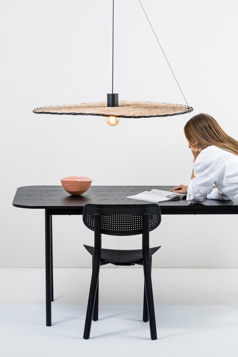 Costas Ø100 Natuur hanglamp Van Faro Barcelona - Met zijn lampenkap van prachtig rotan en een zichtbare lichtbron combineert het ontwerp een minimalistische uitstraling met een warme, mediterraan ge&iuml;nspireerde sfeer.