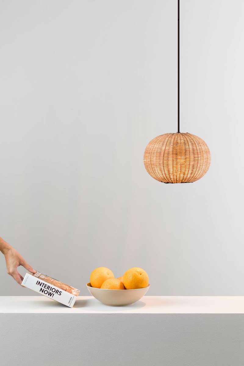 Haka Ø25 Natuur hanglamp Van Faro Barcelona - HAKA is een ronde hanglamp in mediterrane stijl met een prachtige rotan kap die het licht op een sfeervolle en decoratieve manier verspreidt.