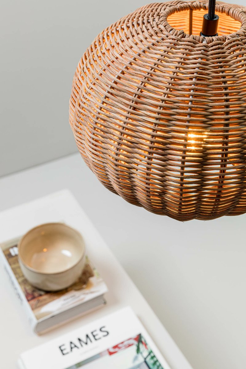 Haka Ø25 Natuur hanglamp Van Faro Barcelona - HAKA is een ronde hanglamp in mediterrane stijl met een prachtige rotan kap die het licht op een sfeervolle en decoratieve manier verspreidt.