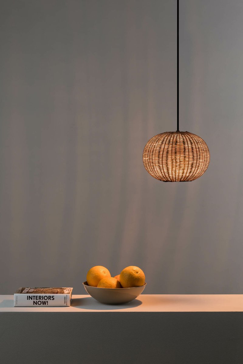 Haka Ø25 Natuur hanglamp Van Faro Barcelona - HAKA is een ronde hanglamp in mediterrane stijl met een prachtige rotan kap die het licht op een sfeervolle en decoratieve manier verspreidt.