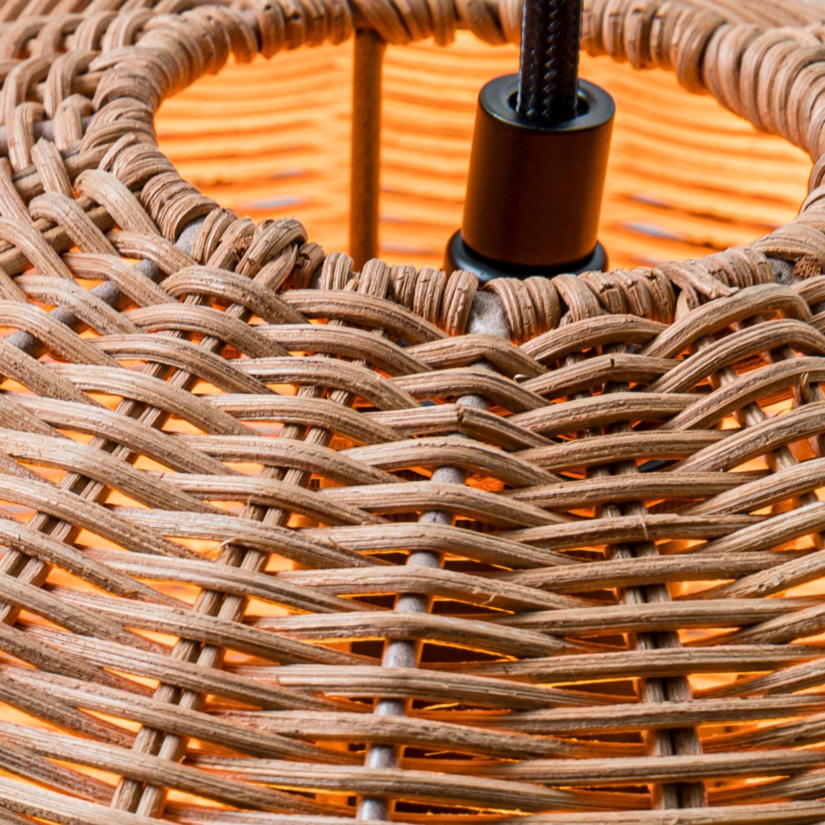 Haka Ø25 Natuur hanglamp Van Faro Barcelona - HAKA is een ronde hanglamp in mediterrane stijl met een prachtige rotan kap die het licht op een sfeervolle en decoratieve manier verspreidt.