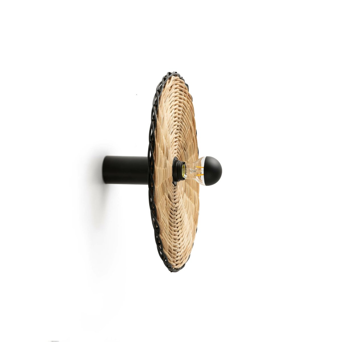 Costas Ø40 Natuur wandlamp Van Faro Barcelona - Costas is een moderne wandlamp met een kap van natuurlijk rotan en een stijlvolle uitstraling.