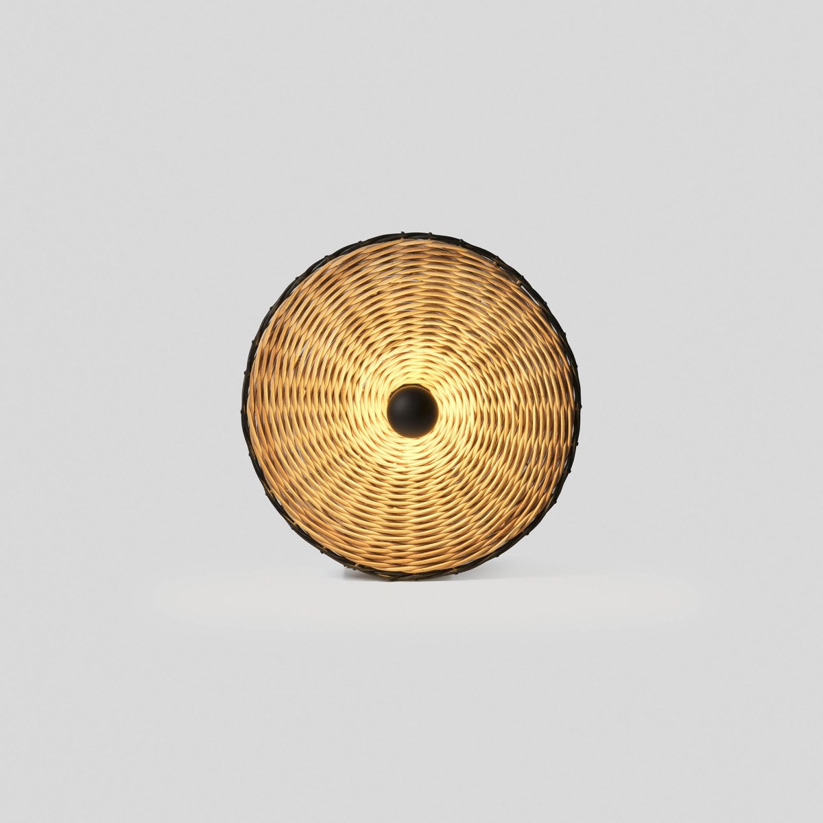 Costas Ø40 Natuur wandlamp Van Faro Barcelona - Costas is een moderne wandlamp met een kap van natuurlijk rotan en een stijlvolle uitstraling.
