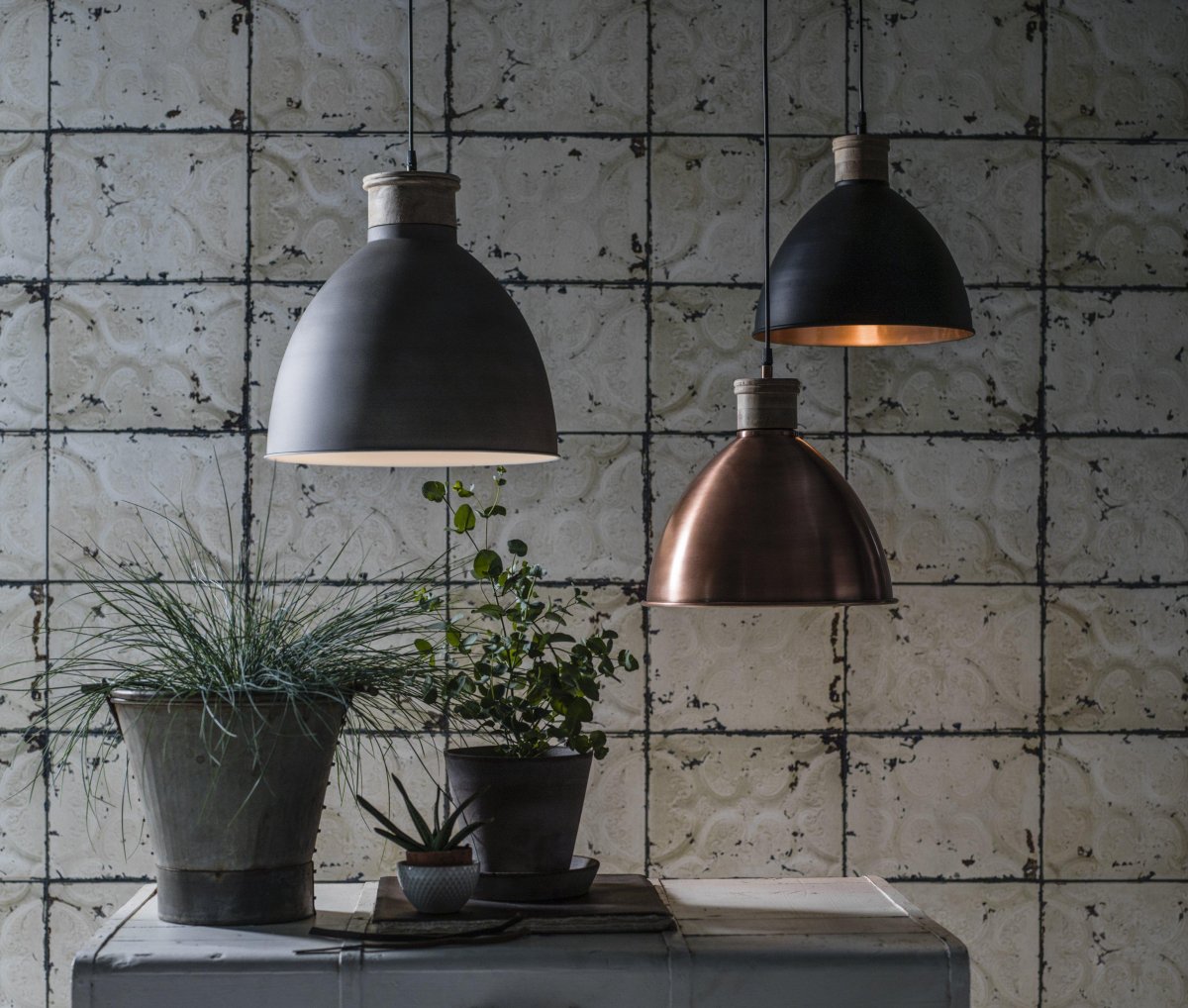 Roseville Ø42 Zwart hanglamp Van PR Home - De lamp is gemaakt van metaal met decoratieve details in een houtnerfafwerking die een warme en evenwichtige sfeer creëren.