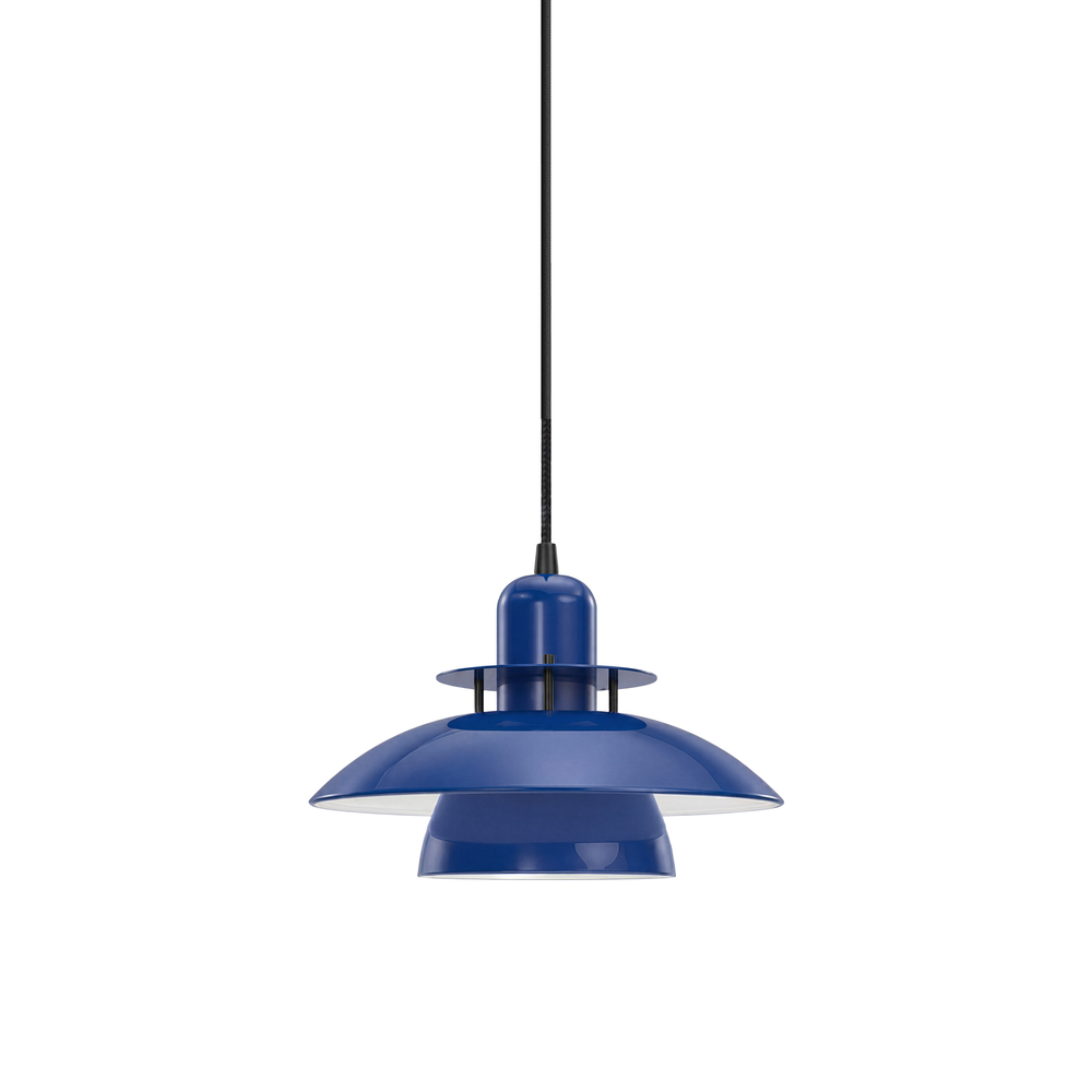 Primus IV Ø28 Blauw hanglamp Van Belid - Het iconische ontwerp stamt uit de jaren 80 en kenmerkt zich door de karakteristieke kappen die een aangenaam en niet-verblindend licht geven.
