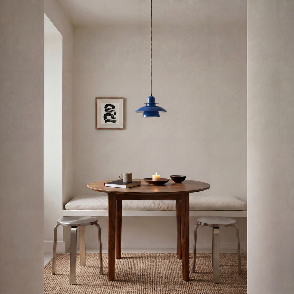 Primus IV Ø28 Blauw hanglamp Van Belid - Het iconische ontwerp stamt uit de jaren 80 en kenmerkt zich door de karakteristieke kappen die een aangenaam en niet-verblindend licht geven.