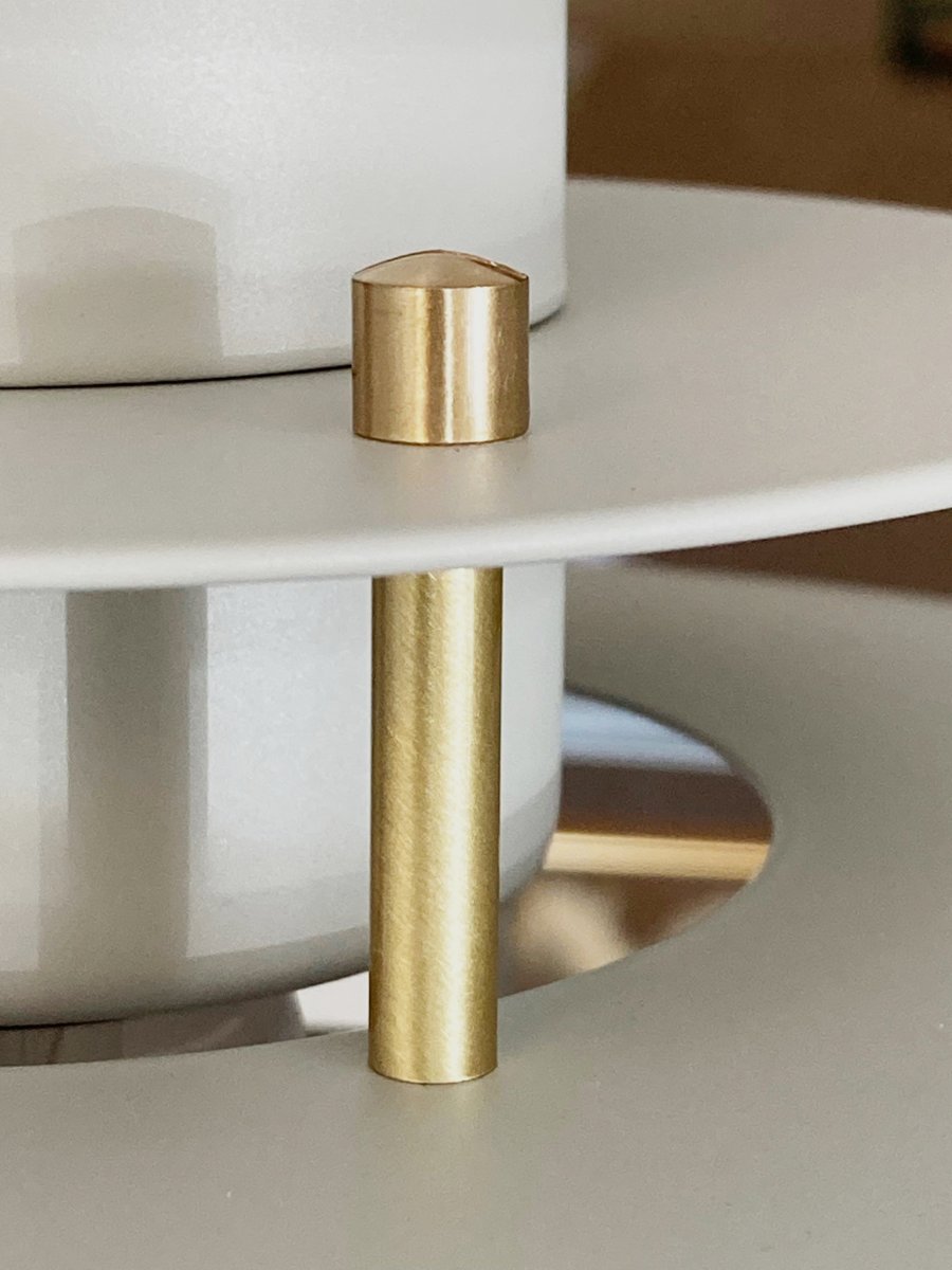 Primus II Ø43 Zand/messing hanglamp Van Belid - Primus is een populaire hanglamp voor in de keuken met een tijdloos design dat zich door de jaren heen heeft aangepast aan de trends.