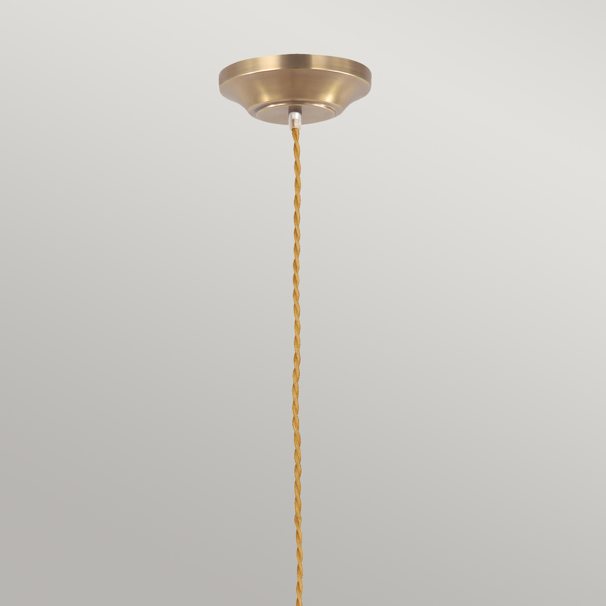 Provence Ø37 Antiek messing hanglamp Van Elstead Lighting - De Provence hanglamp in antiek messing is geïnspireerd op Franse designstijlen uit het midden van de 20e eeuw, waar de lamp vaak werd gebruikt om tafels te verlichten in keukens, cafés en bistro's.