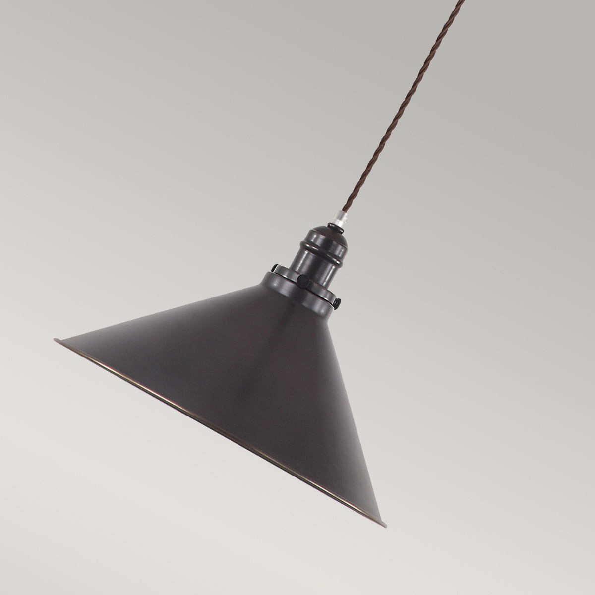 Provence Ø37 Antiek brons hanglamp Van Elstead Lighting - De Provence hanglamp in antiek brons is geïnspireerd op Franse designstijlen uit het midden van de 20e eeuw, waar deze vaak werd gebruikt om tafels te verlichten in keukens, cafés en bistro's.