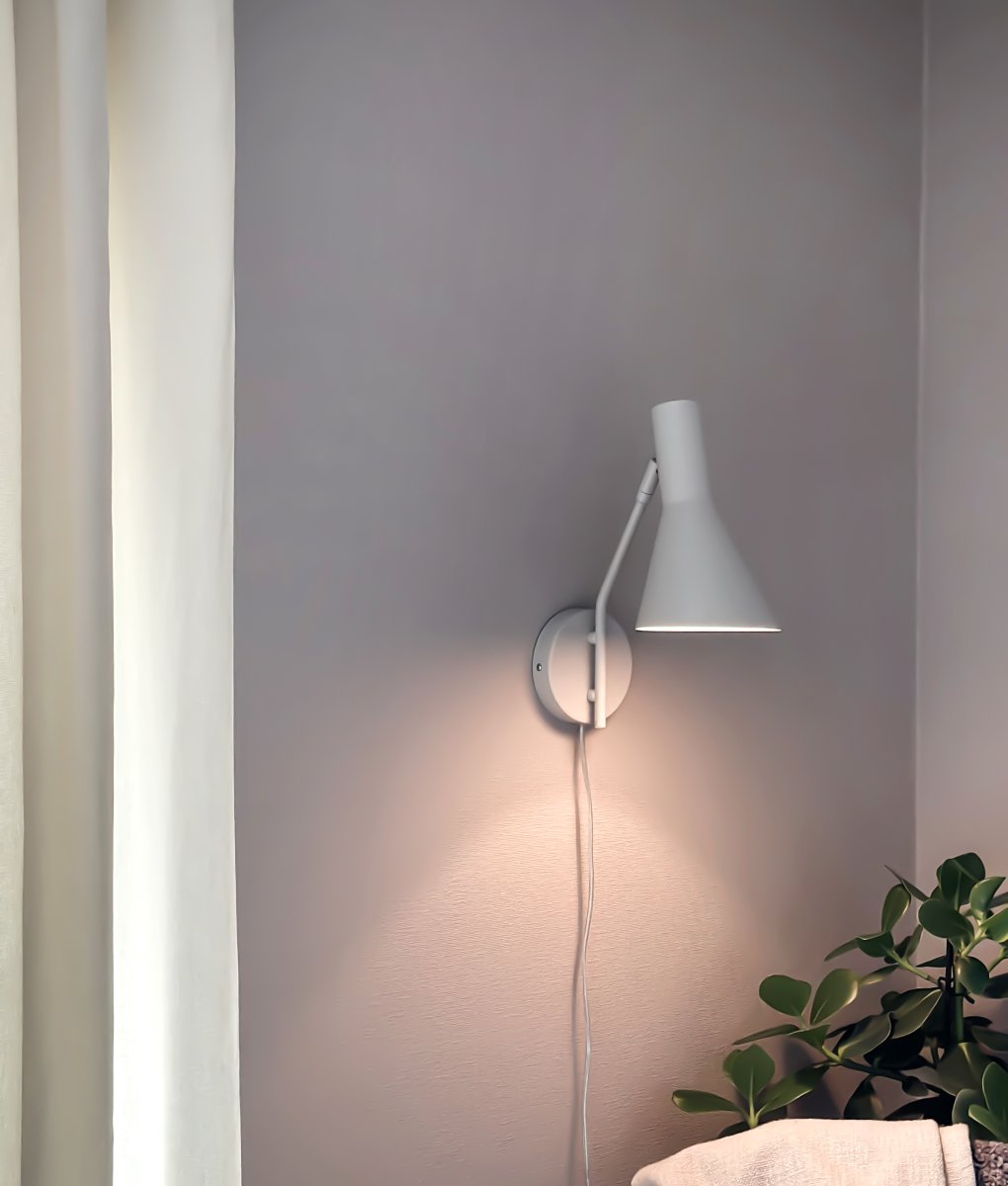 Ceres Beige leeslamp Van Aneta Lighting - De CERES wandlamp heeft een stijlvol en tijdloos design met rechte en strakke vormen die perfect passen in een Scandinavisch interieur.