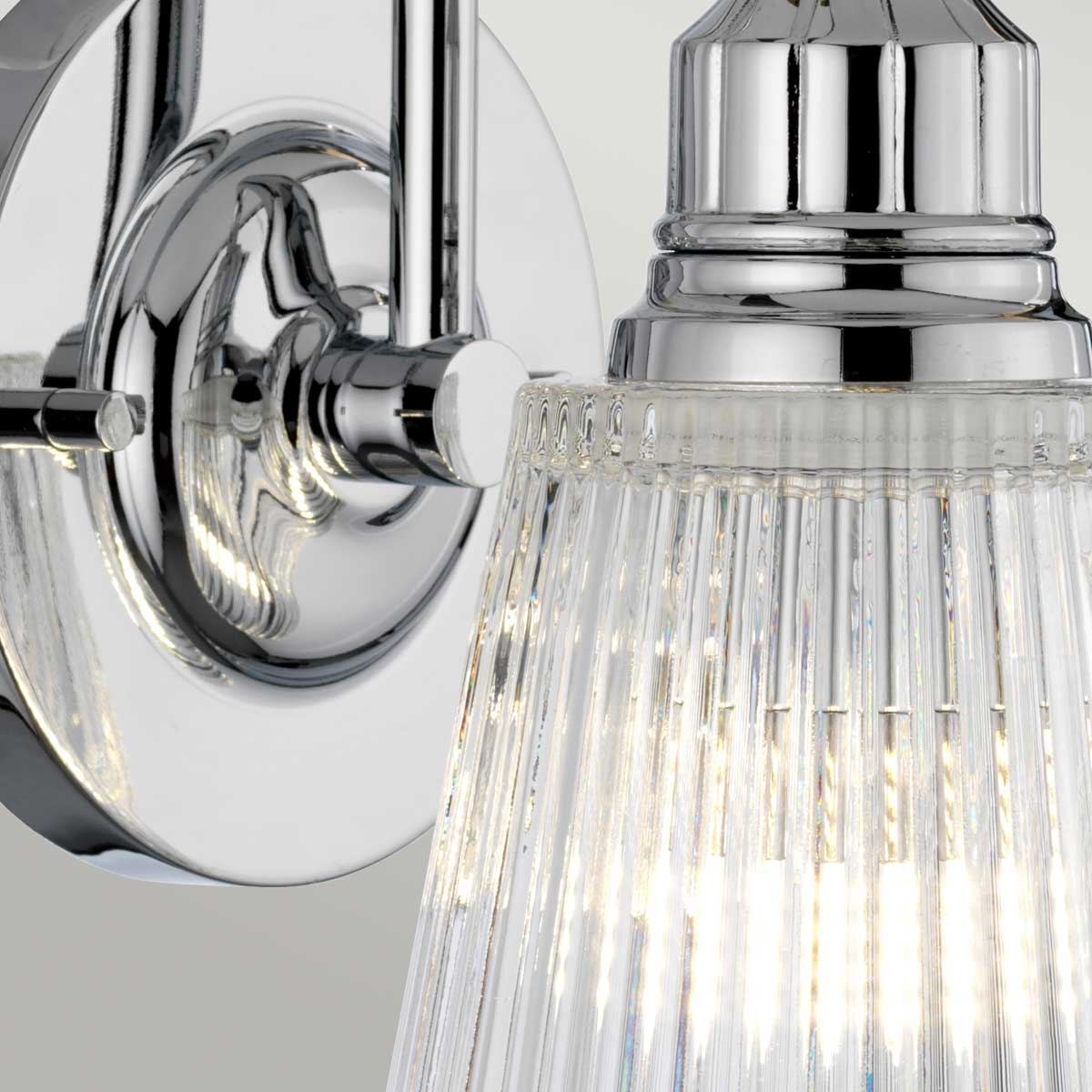 Addison Ø13 Gepolijst chroom badkamerlamp Van Elstead Lighting - De glanzende chromen afwerking van de lamp in combinatie met de gegroefde glazen kap geeft de lamp een moderne uitstraling en zorgt voor een aangenaam zacht licht dat de sfeer verbetert.