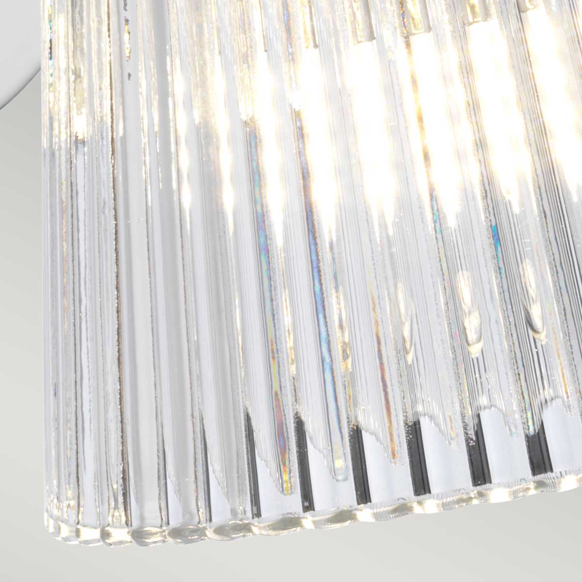 Addison Ø13 Gepolijst chroom badkamerlamp Van Elstead Lighting - De glanzende chromen afwerking van de lamp in combinatie met de gegroefde glazen kap geeft de lamp een moderne uitstraling en zorgt voor een aangenaam zacht licht dat de sfeer verbetert.