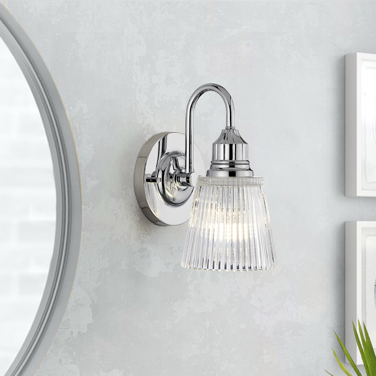 Addison Ø13 Gepolijst chroom badkamerlamp Van Elstead Lighting - De glanzende chromen afwerking van de lamp in combinatie met de gegroefde glazen kap geeft de lamp een moderne uitstraling en zorgt voor een aangenaam zacht licht dat de sfeer verbetert.