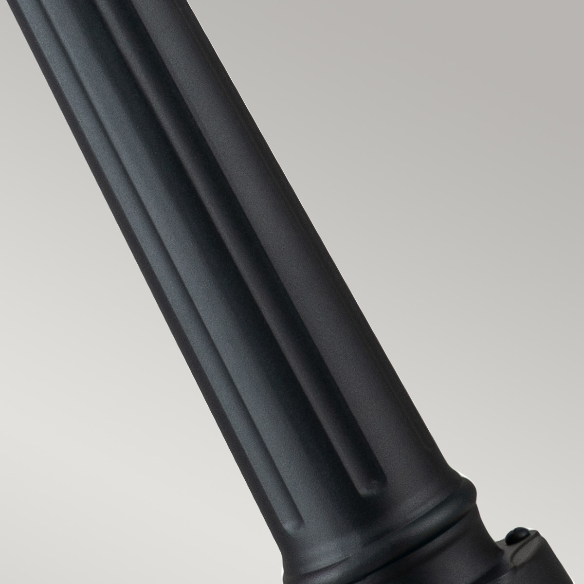 Alford Place 110cm Zwart lichtpaaltjes Van Elstead Lighting - Alford Place &auml;r en stilren och klassisk pollare som ger din entr&eacute; eller tr&auml;dg&aring;rd en elegant touch.