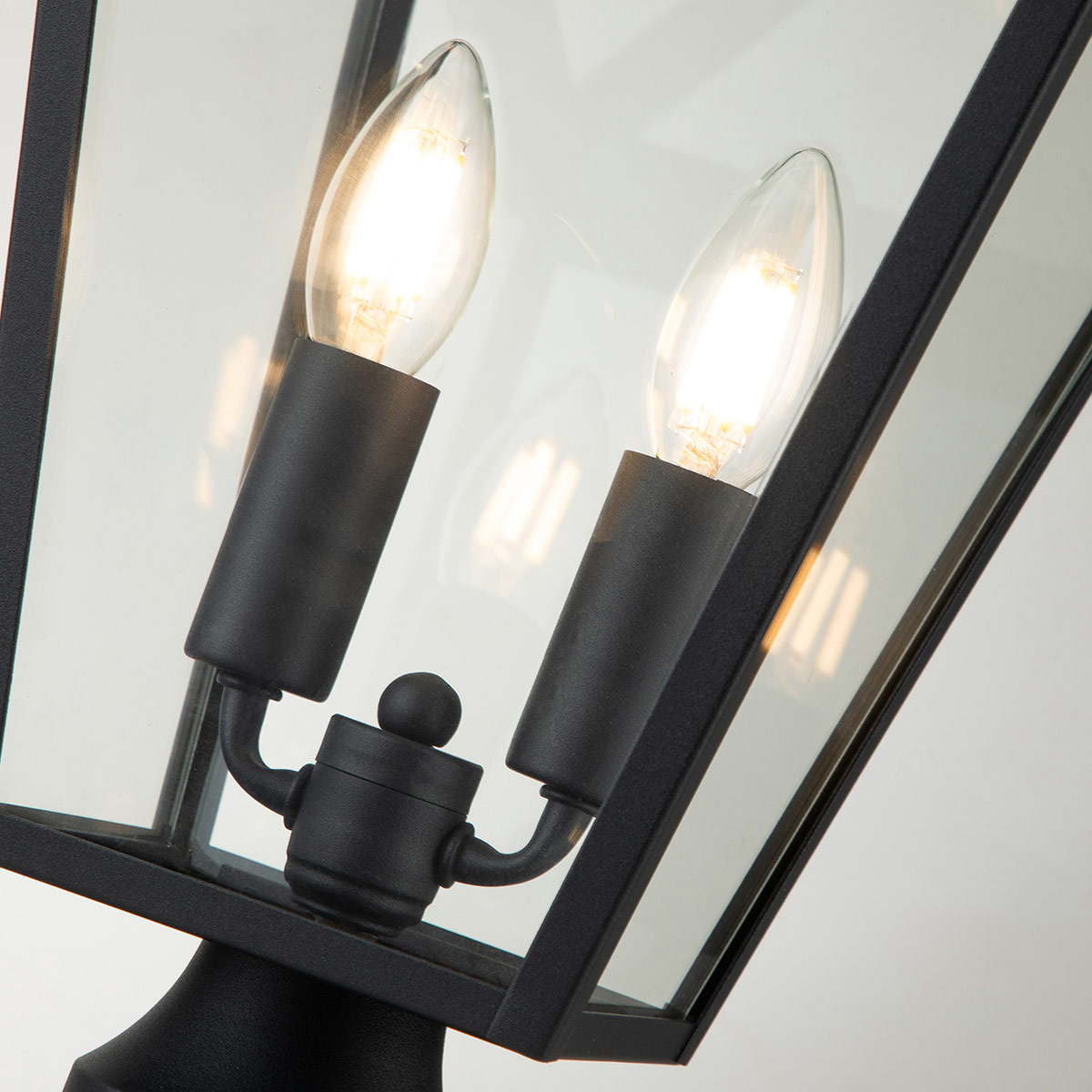 Alford Place 50cm Zwart Van Elstead Lighting - Het robuuste zwarte aluminium frame en de heldere glaspartijen cre&euml;ren een verfijnde uitstraling en verspreiden het licht gelijkmatig en mooi.
