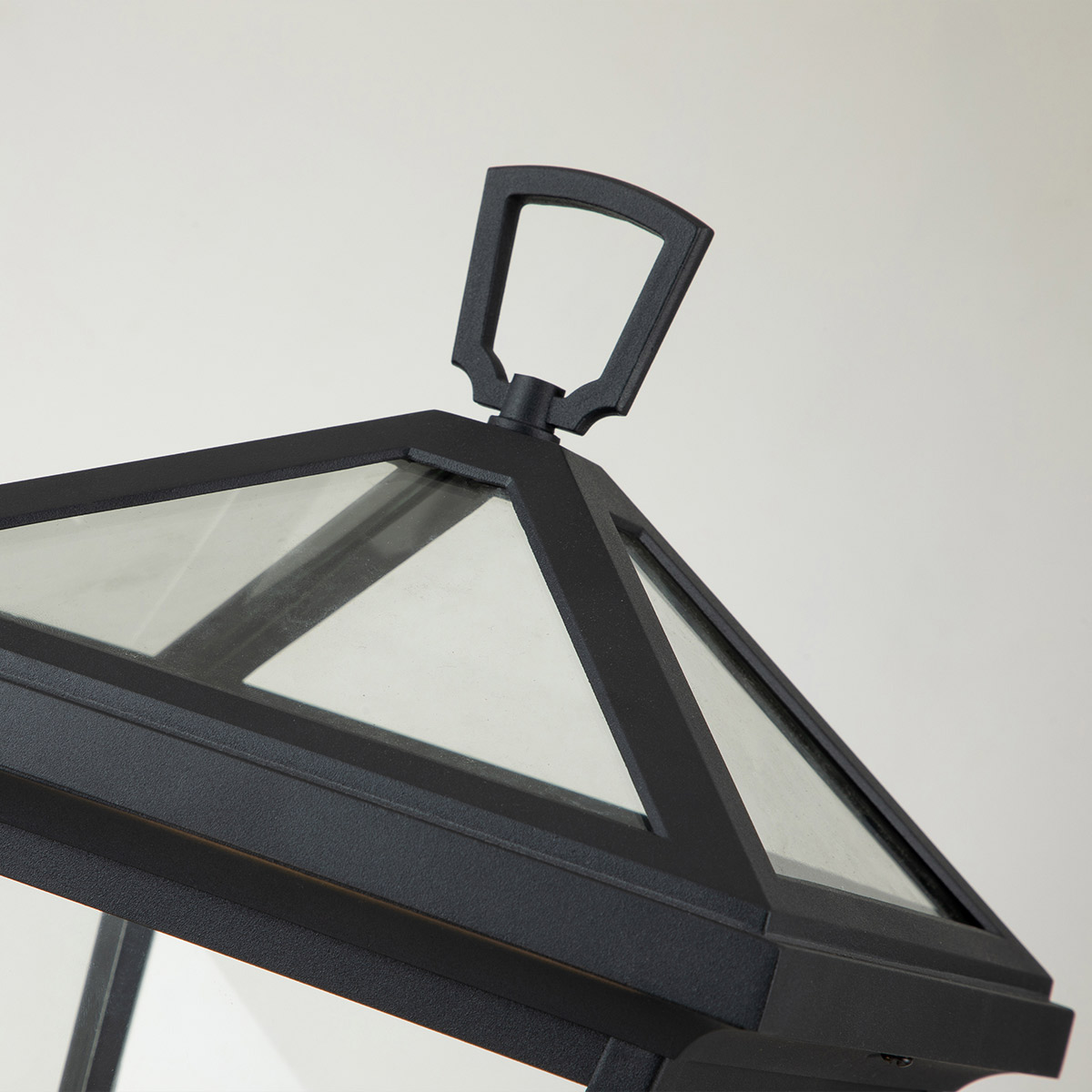 Alford Place 50cm Zwart Van Elstead Lighting - Het robuuste zwarte aluminium frame en de heldere glaspartijen cre&euml;ren een verfijnde uitstraling en verspreiden het licht gelijkmatig en mooi.