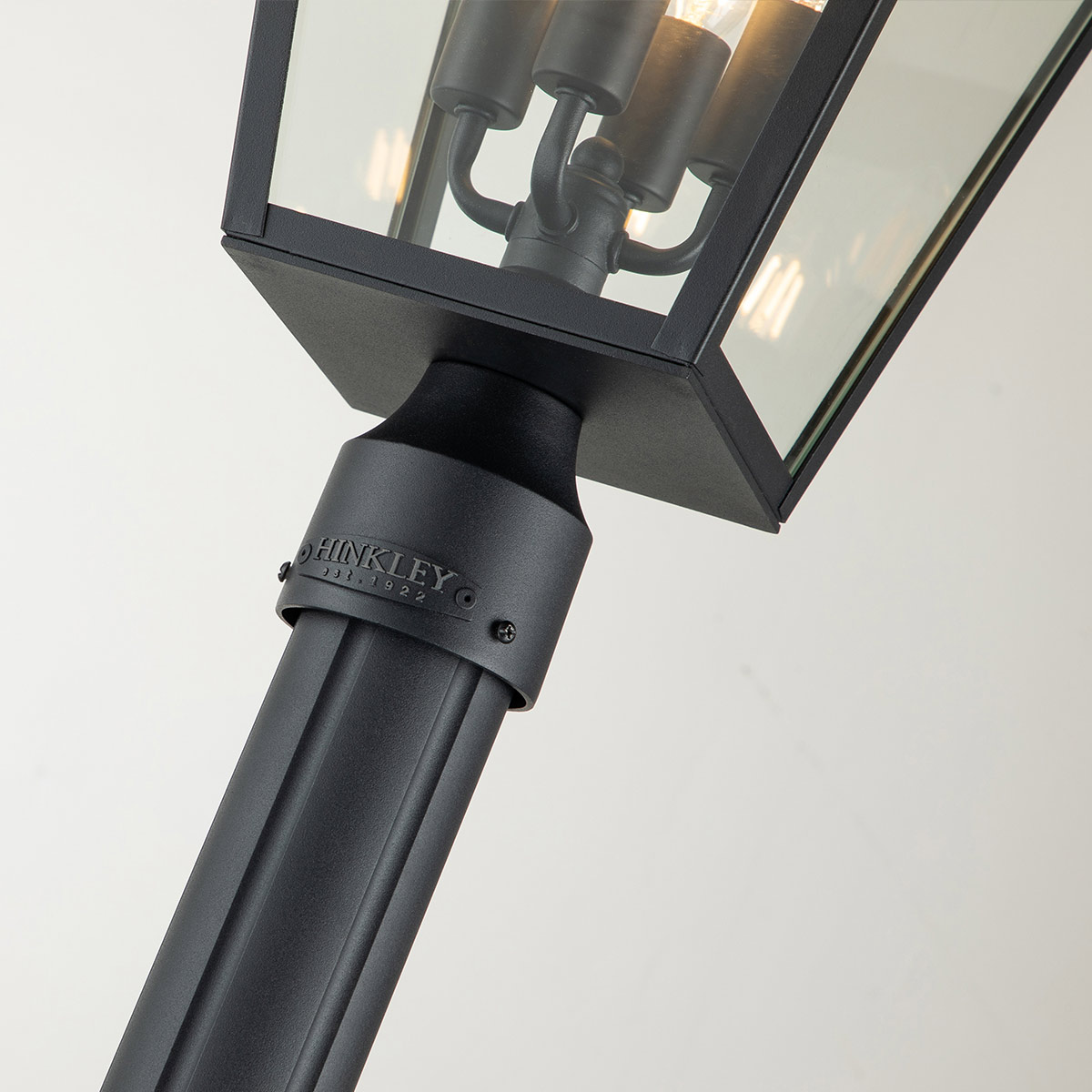 Alford Place 250cm Zwart lantaarnpaal Van Elstead Lighting - Alford Place &auml;r en stilren och klassisk lyktstolpe&nbsp;som ger din entr&eacute; eller tr&auml;dg&aring;rd en elegant touch.