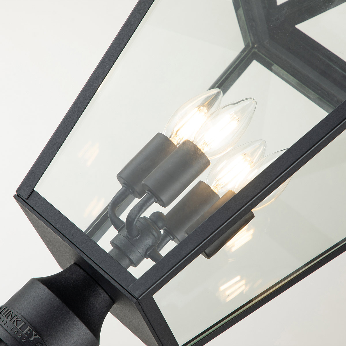 Alford Place 250cm Zwart lantaarnpaal Van Elstead Lighting - Alford Place &auml;r en stilren och klassisk lyktstolpe&nbsp;som ger din entr&eacute; eller tr&auml;dg&aring;rd en elegant touch.