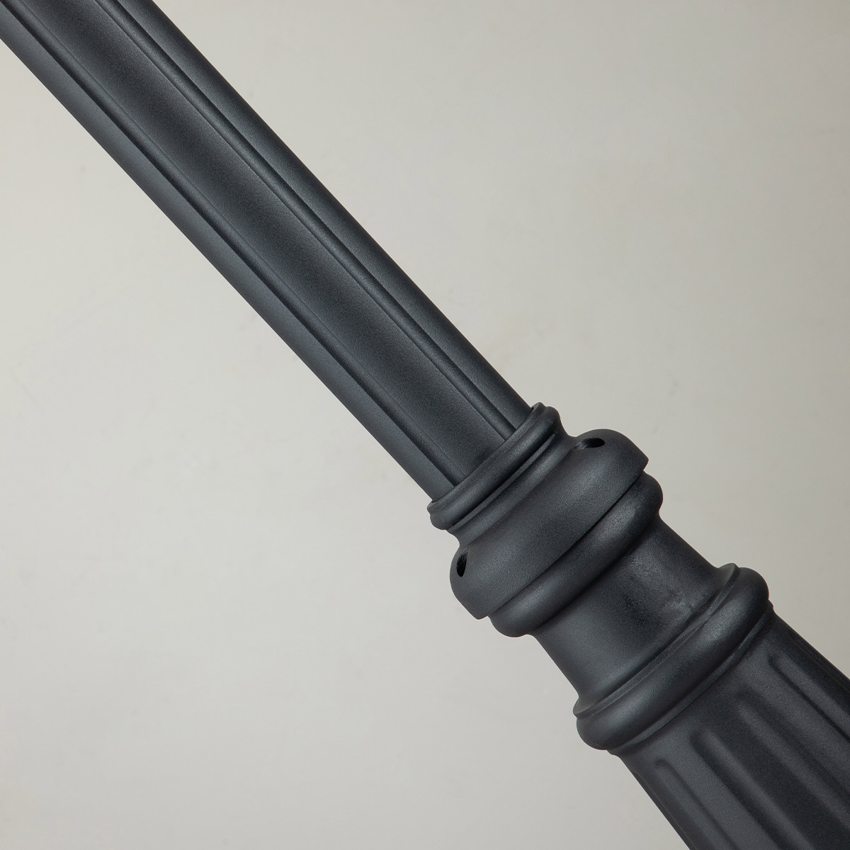 Alford Place 250cm Zwart lantaarnpaal Van Elstead Lighting - Alford Place &auml;r en stilren och klassisk lyktstolpe&nbsp;som ger din entr&eacute; eller tr&auml;dg&aring;rd en elegant touch.