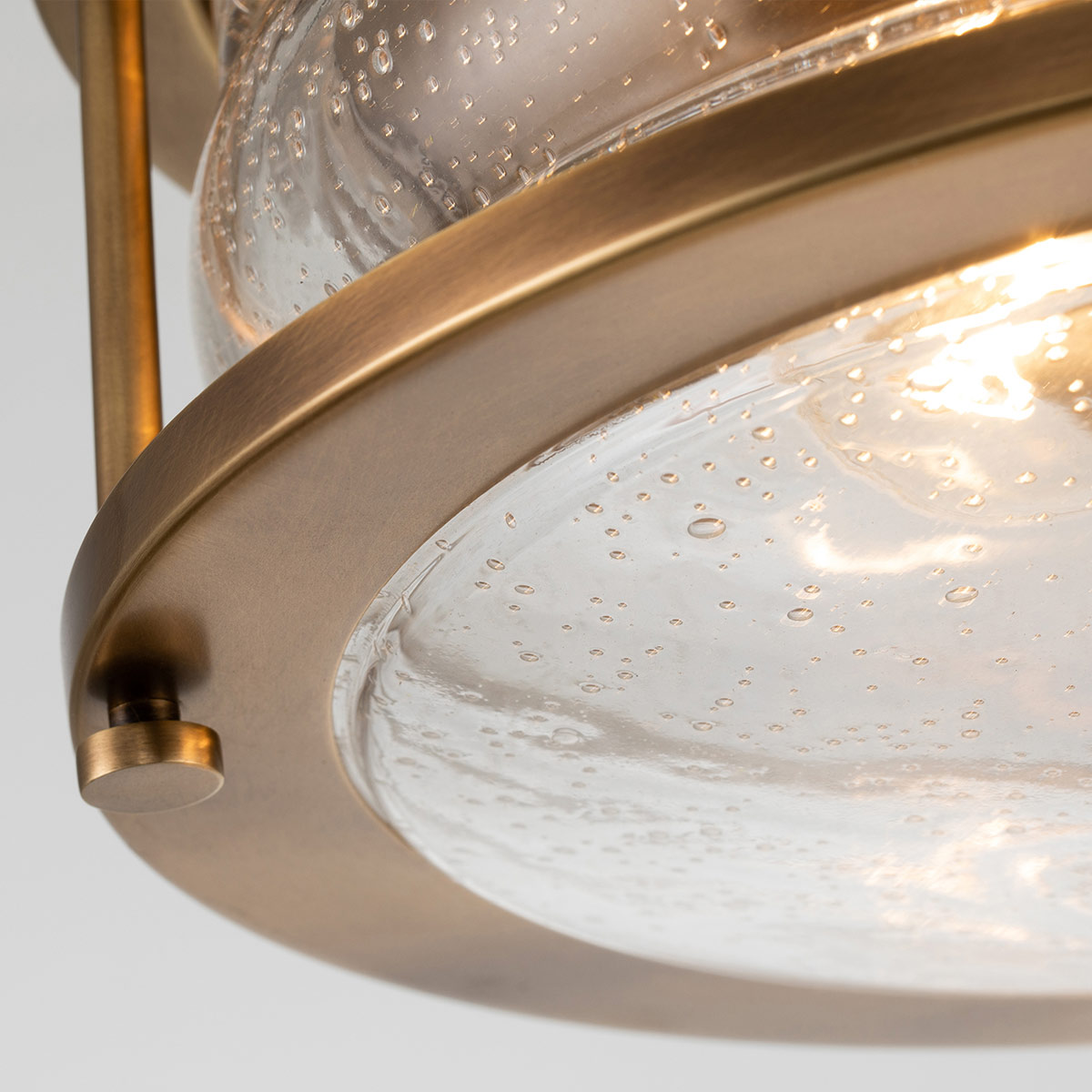 Ashland Bay Ø30 Messing badkamerlamp Van Elstead Lighting - Ideaal voor het creëren van een warme en uitnodigende sfeer en tegelijkertijd functionele verlichting.