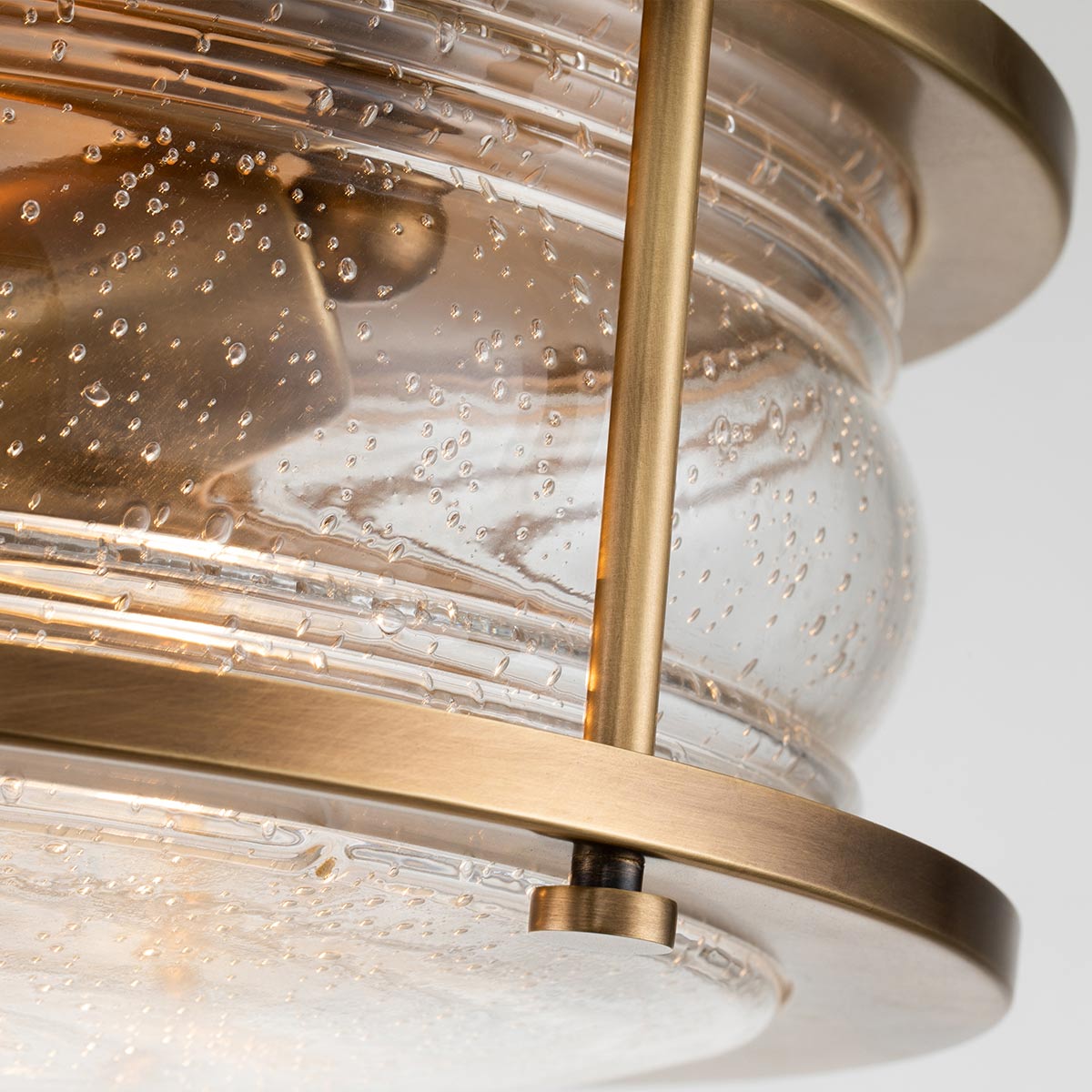 Ashland Bay Ø30 Messing badkamerlamp Van Elstead Lighting - Ideaal voor het creëren van een warme en uitnodigende sfeer en tegelijkertijd functionele verlichting.