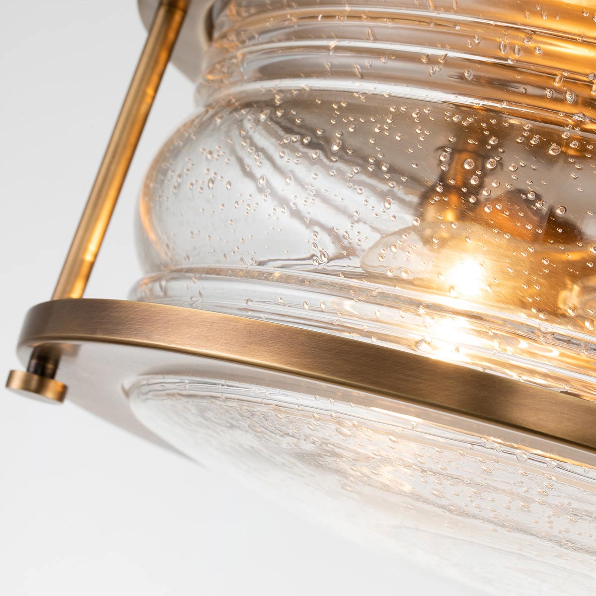 Ashland Bay Ø30 Messing badkamerlamp Van Elstead Lighting - Ideaal voor het creëren van een warme en uitnodigende sfeer en tegelijkertijd functionele verlichting.