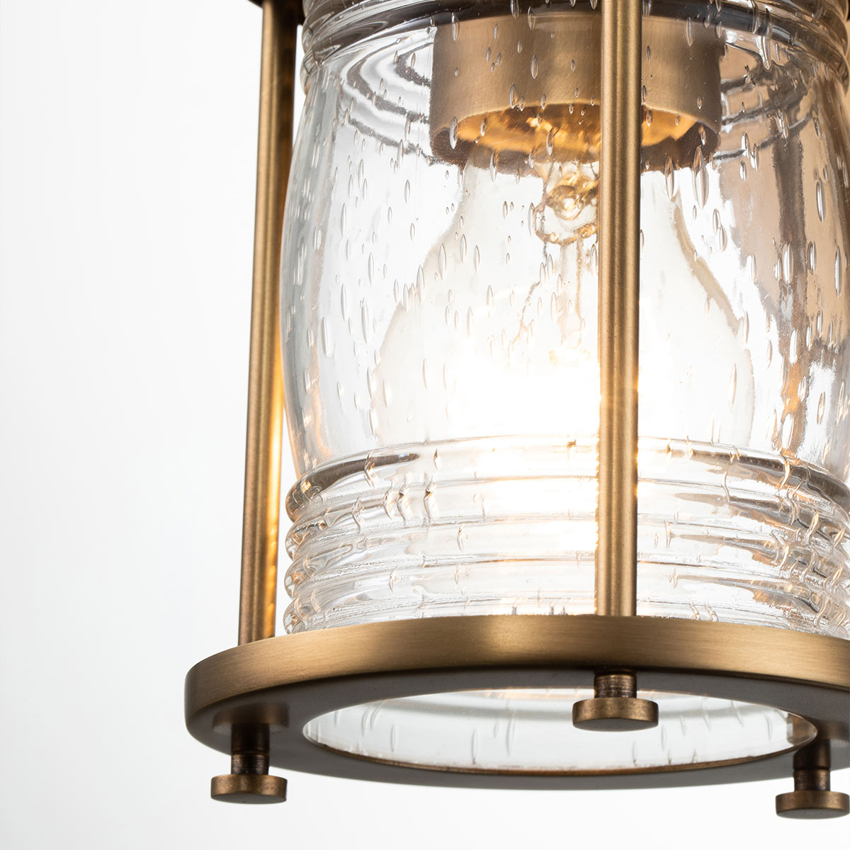 Ashland Bay 20cm Messing badkamerlamp Van Elstead Lighting - Gemaakt van staal en glas, met een luxueuze messing afwerking en prachtig getextureerd glas dat het licht verspreidt.