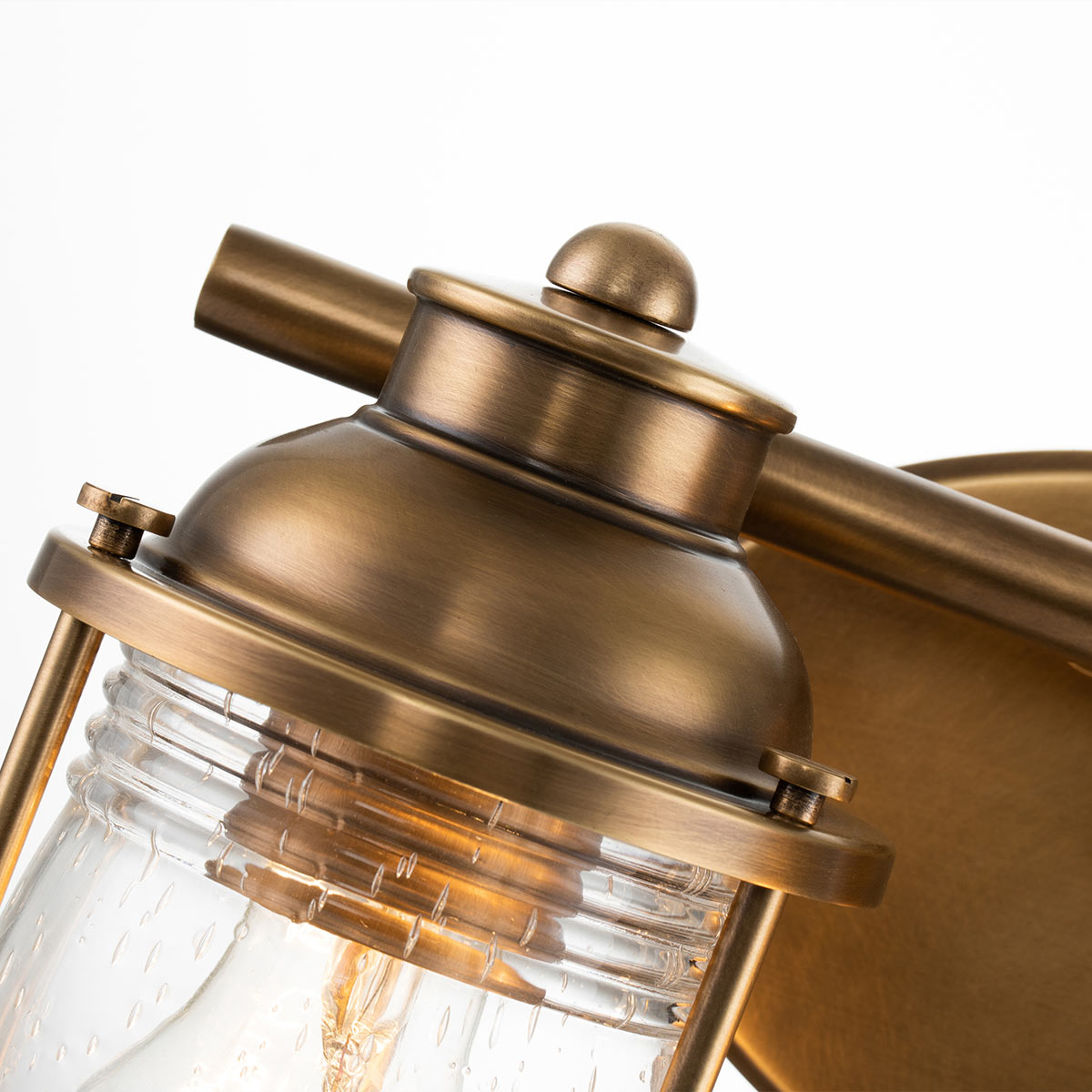 Ashland Bay 36cm Messing badkamerlamp Van Elstead Lighting - Gemaakt van staal en glas, heeft het een luxueuze messing afwerking en twee prachtig gestructureerde glazen die het licht op een aangename manier verspreiden.