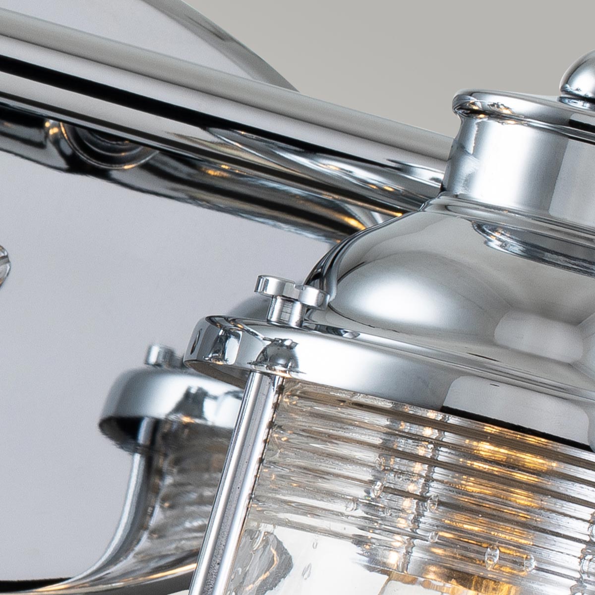 Ashland Bay 36cm Chroom badkamerlamp Van Elstead Lighting - Gemaakt van staal en glas, heeft het een luxe gepolijste chromen afwerking en twee prachtig gestructureerde glazen die het licht op een aangename manier verspreiden.