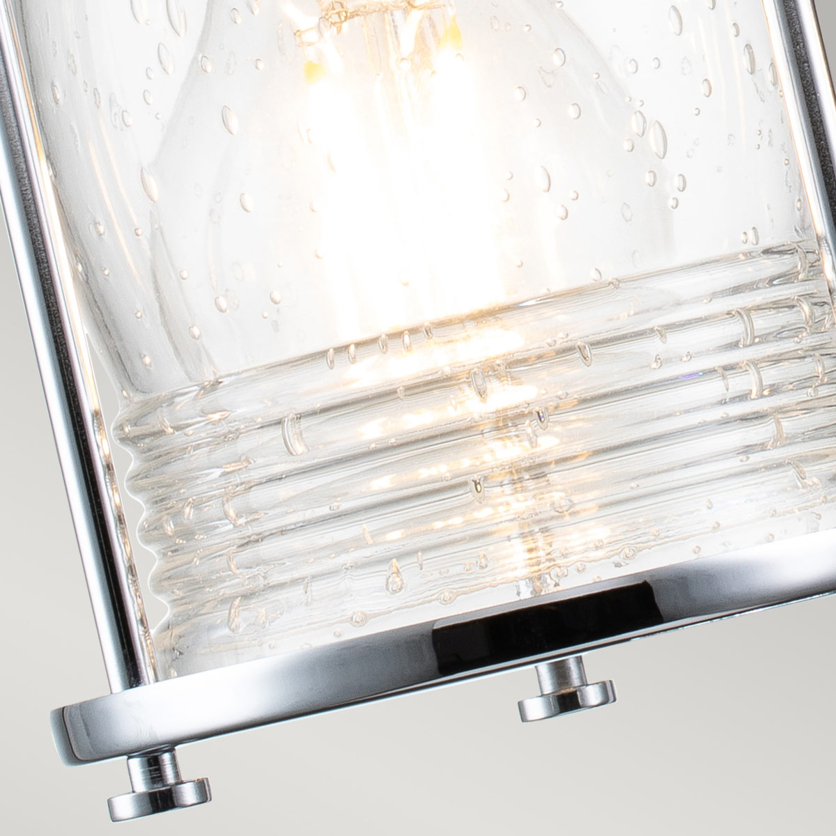 Ashland Bay 36cm Chroom badkamerlamp Van Elstead Lighting - Gemaakt van staal en glas, heeft het een luxe gepolijste chromen afwerking en twee prachtig gestructureerde glazen die het licht op een aangename manier verspreiden.