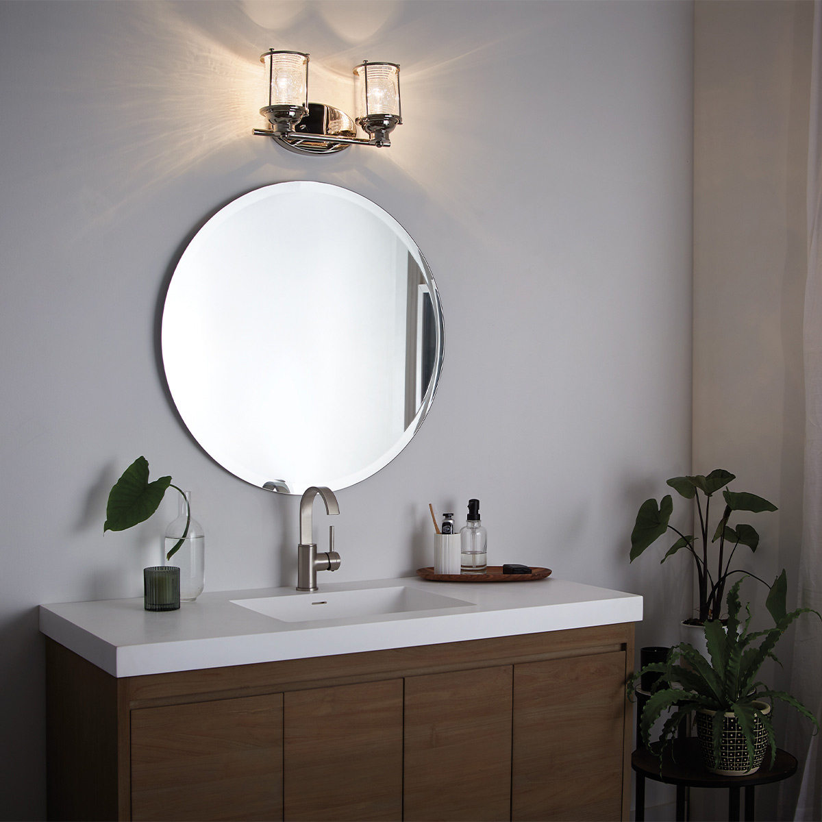 Ashland Bay 36cm Chroom badkamerlamp Van Elstead Lighting - Gemaakt van staal en glas, heeft het een luxe gepolijste chromen afwerking en twee prachtig gestructureerde glazen die het licht op een aangename manier verspreiden.