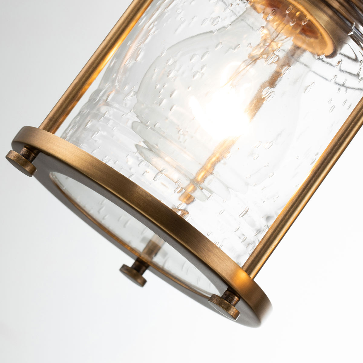 Ashland Bay 60cm Messing badkamerlamp Van Elstead Lighting - Gemaakt van staal en glas, heeft het een luxueuze messing afwerking en drie prachtig getextureerde glazen die het licht verspreiden.